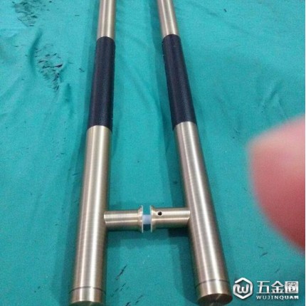 新品推薦酒店包廂門豪華大門拉手 有框玻璃門實(shí)木門把手 不銹鋼包皮革大拉手 門窗五金