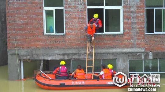 圖為被困者從屋內(nèi)沿著小窗戶翻出跳到小艇。　消防部門供圖 攝