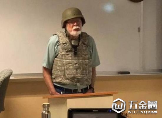 ▲圖為美國一教師穿防彈衣去上課，因怕被槍殺
