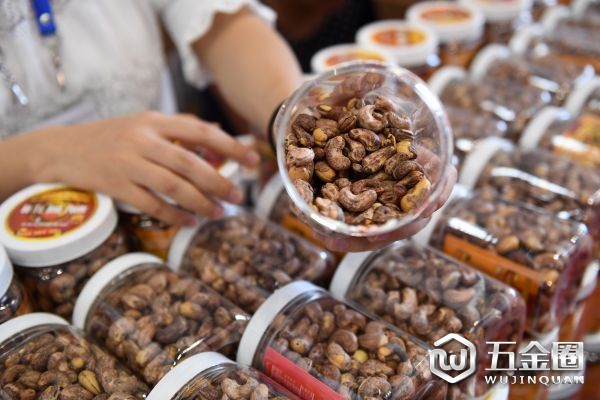 資料圖：在廣西南寧國際會展中心，來自越南的參展人員在展示腰果。新華社記者 陸波岸 攝