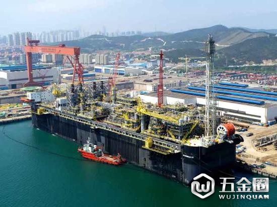 正在海油工程青島場(chǎng)地碼頭建造集成中的P67