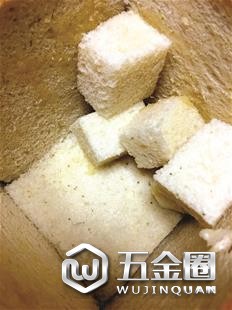 綠茶餐廳招牌菜“面包誘惑”長(zhǎng)霉