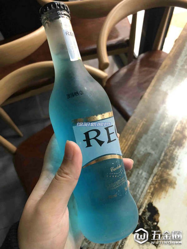 記者隨機(jī)拿起烤肉店內(nèi)的其它雞尾酒
