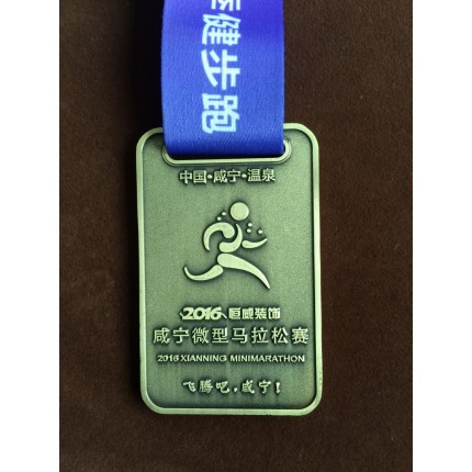 上海廠家批量生產(chǎn)金屬運動馬拉松獎牌等金屬徽章。