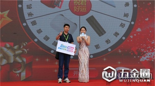 展會現(xiàn)場，他抽中了2萬元加盟基金！