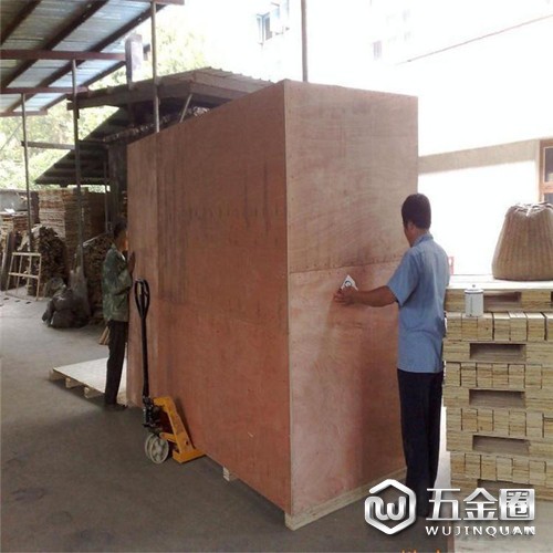 地牛叉車搬運大型木箱作業(yè)現(xiàn)場--河北東圣吊索具制造有限公司--手動叉車|液壓堆高車|石材夾具|小型攪拌機